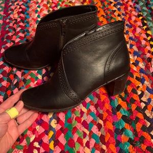 Rockport Size 7.5 leather booties